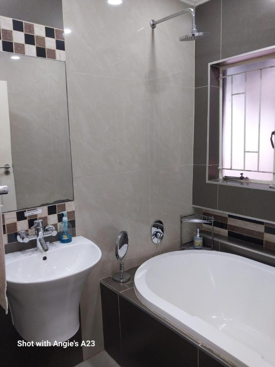 The Giraffe Room At Frederick'S Place Pretoria-Noord Εξωτερικό φωτογραφία